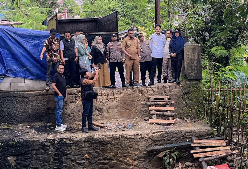 Wabup Iing didampingi Camat Cimanggu, Kepala Desa dan jajaran lainnya, sedang meninjau jembatan ambruk, di wilayah Desa Kramatjaya, Kecamatan Cimanggu, Kabupaten Pandeglang, Selasa (16/12).