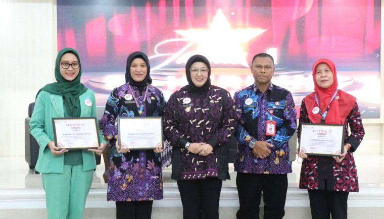 Wakil Bupati (Wabup) Tangerang, Intan Nurul Hikmah, berfoto bersama usai memberikan piagam penghargaan untuk para mitra penanggulangan AIDS di Gedung Serba Guna (GSG) Pusat Pemerintah Kabupaten (Puspemkab) Tangerang, Kamis (4/12).