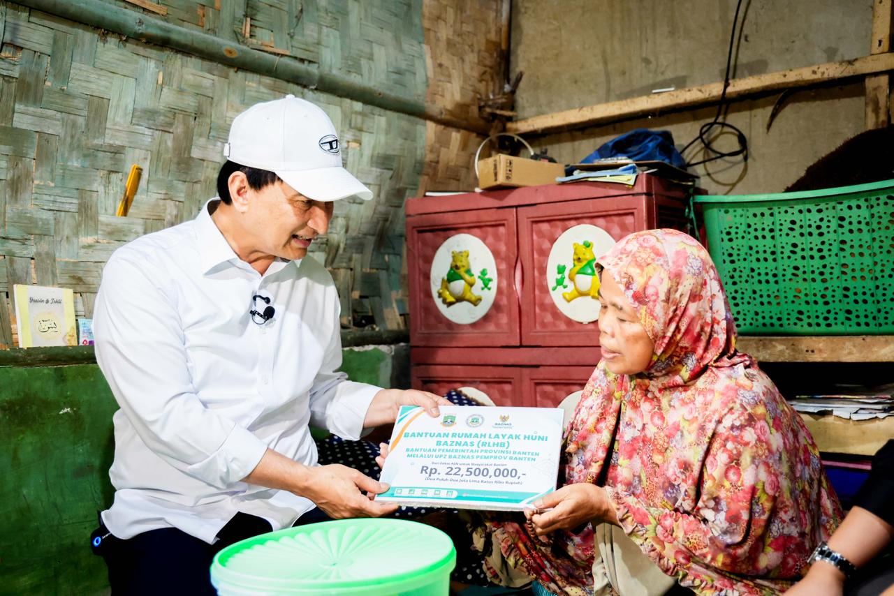 Wagub Banten Dimyati Natakusumah saat menyalurkan bantuan program Rumah Layak Huni Baznas (RLHB) di Pandeglang. Foto : Ist