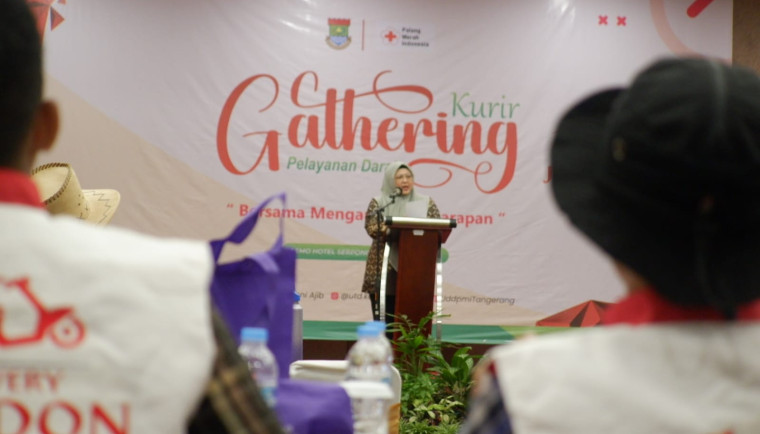 Wakil Bupati (Wabup) Tangerang, Intan Nurul Hikmah, saat membuka Kegiatan Gathering Kurir Rumah Sakit tahun 2025 yang digelar di salah satu hotel di Kecamatan Kelapa Dua pada Sabtu (13/12) lalu. Foto : Ist