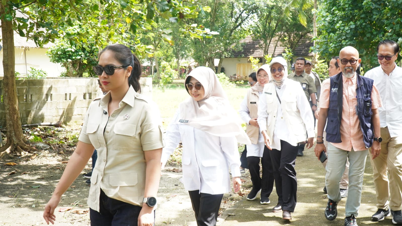Wamen Parekraf, Ni Luh Enik Ermawati, bersama Bupati Raden Dewi Setiani dan pejabat lainnya berjalan di kawasan Pantai Tanjunglesung, Rabu (24/12/2025).(Istimewa)