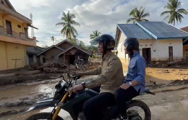 Dengan mengendarai motor Wapres Gibran meninjau lokasi terdampak Banjir di Agam, Aceh. Foto : Ist
