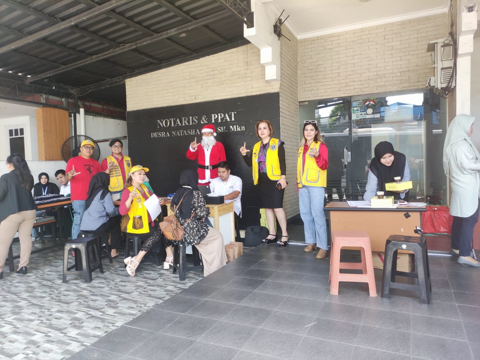 DONOR DARAH. Kegiatan donor darah dari kantor notaris di silayaj Serpong.