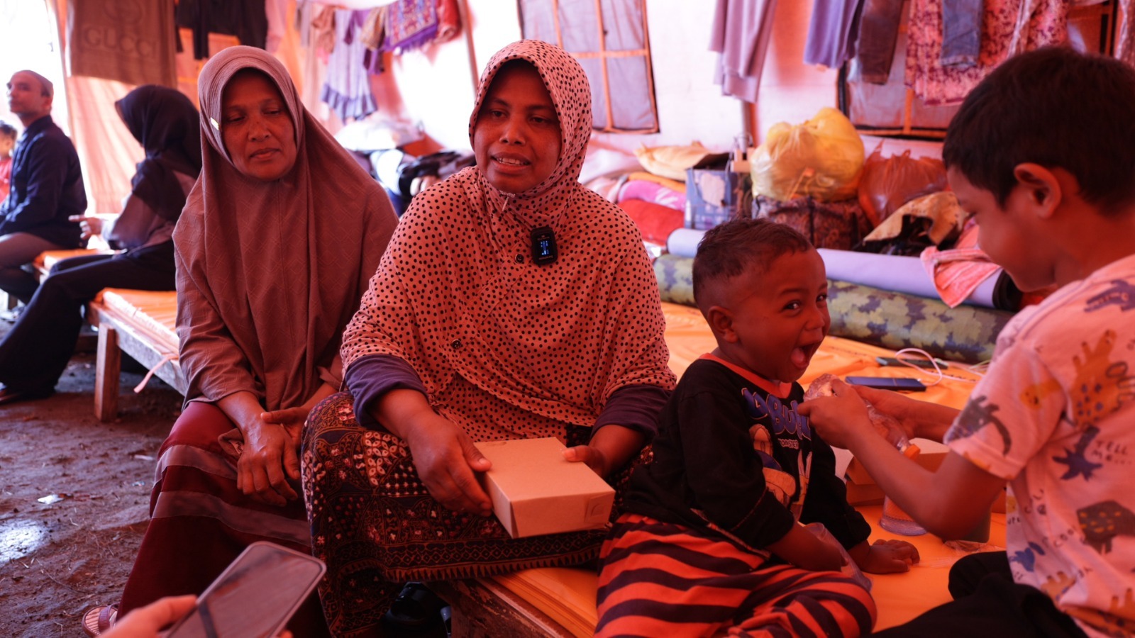 Pengungsi di Bener Meriah, Aceh, bersyukur atas bantuan Makan Bergizi Gratis (MBG). Foto : Tim Media Presiden