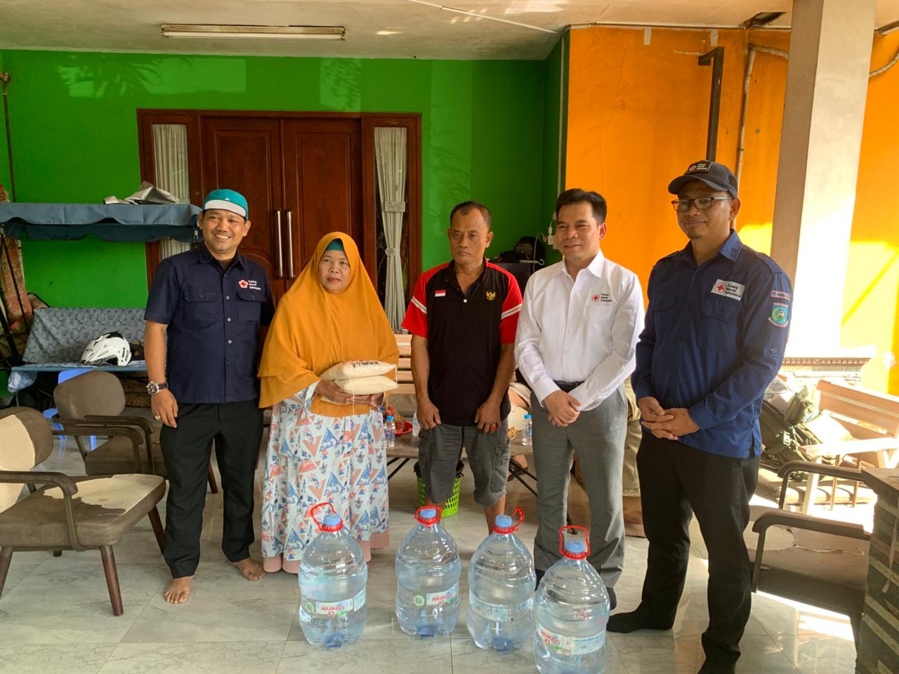 alang Merah Indonesia (PMI) Kota Tangerang Selatan (Tangsel) menunjukkan komitmennya dalam membantu warga yang terdampak aktivitas Tempat Pembuangan Akhir (TPA) Cipeucang, Serpong.