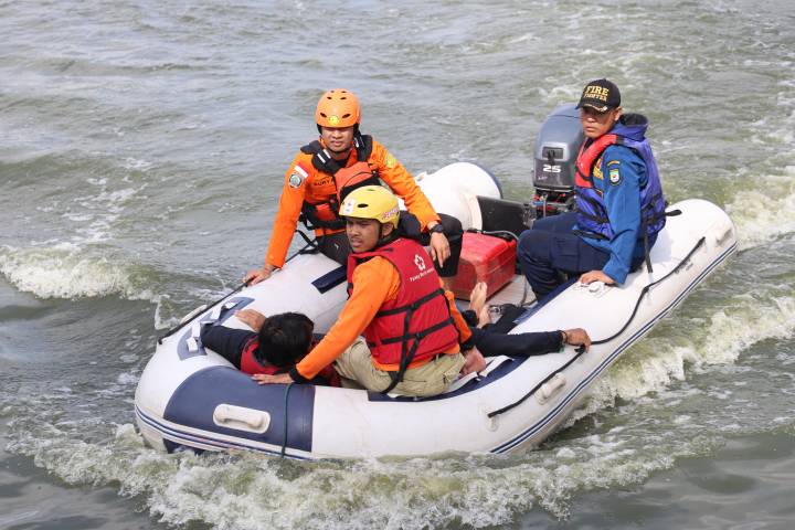 Simulasi evakuasi bencana hidrometeorologi yang didemonstrasikan usai Apel Siaga Bencana 2025 di Situ Cipondoh, Kota Tangerang, beberapa waktu yang lalu.
