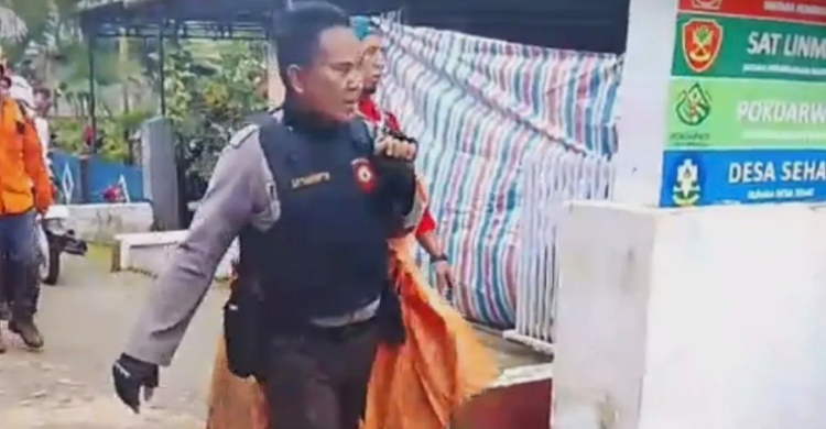 Tim SAR membawa 1 jenasah korban jatuhnya Pesawat ATR 42-500. Foto : Ist