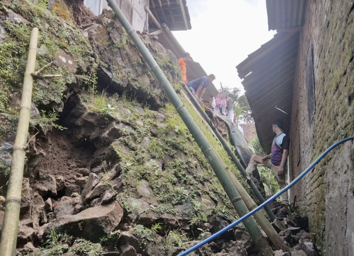 Rumah warga di Kampung Cinyurup, Kelurahan Juhut, Kecamatan Karangtanjung, Kabupaten Pandeglang, tertimpa longsor dan terancam ambruk, Rabu (21/1).