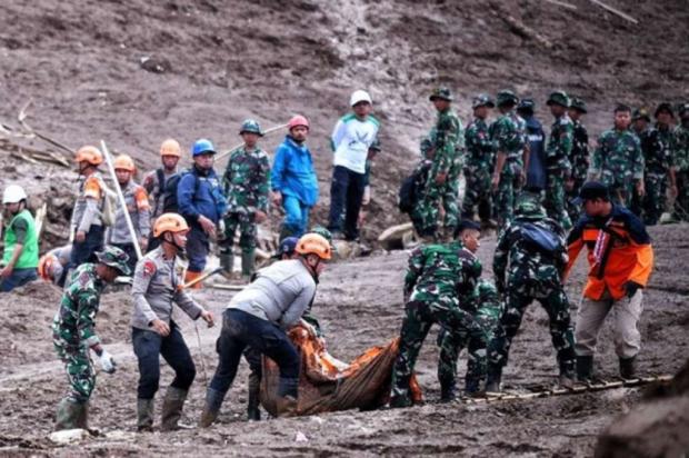 Evakuasi korban longsor. Foto : Ist