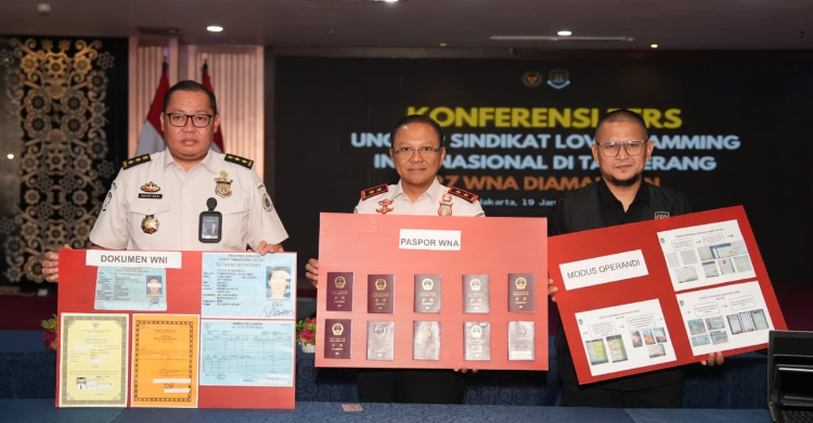 Konferensi pers di Kantor Ditjen Imigrasi terkait kasus love scamming.  Foto : Ist