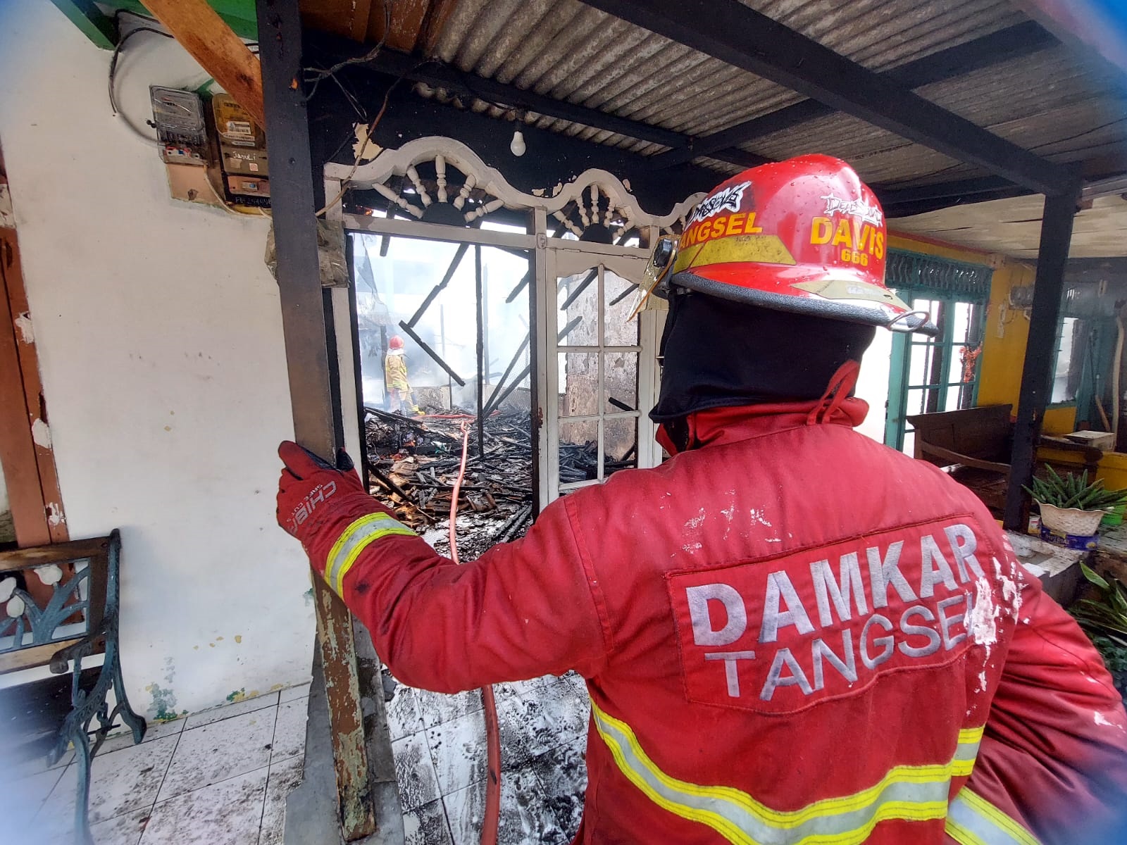 KEBAKARAN. Petugas Damkar Tangsel saat melakukan pemadaman terhadap rumah yang kebakar.