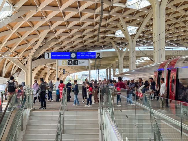 Penumpang Whoosh dari Bandung tiba di Stasiun Halim. Foto : Ist