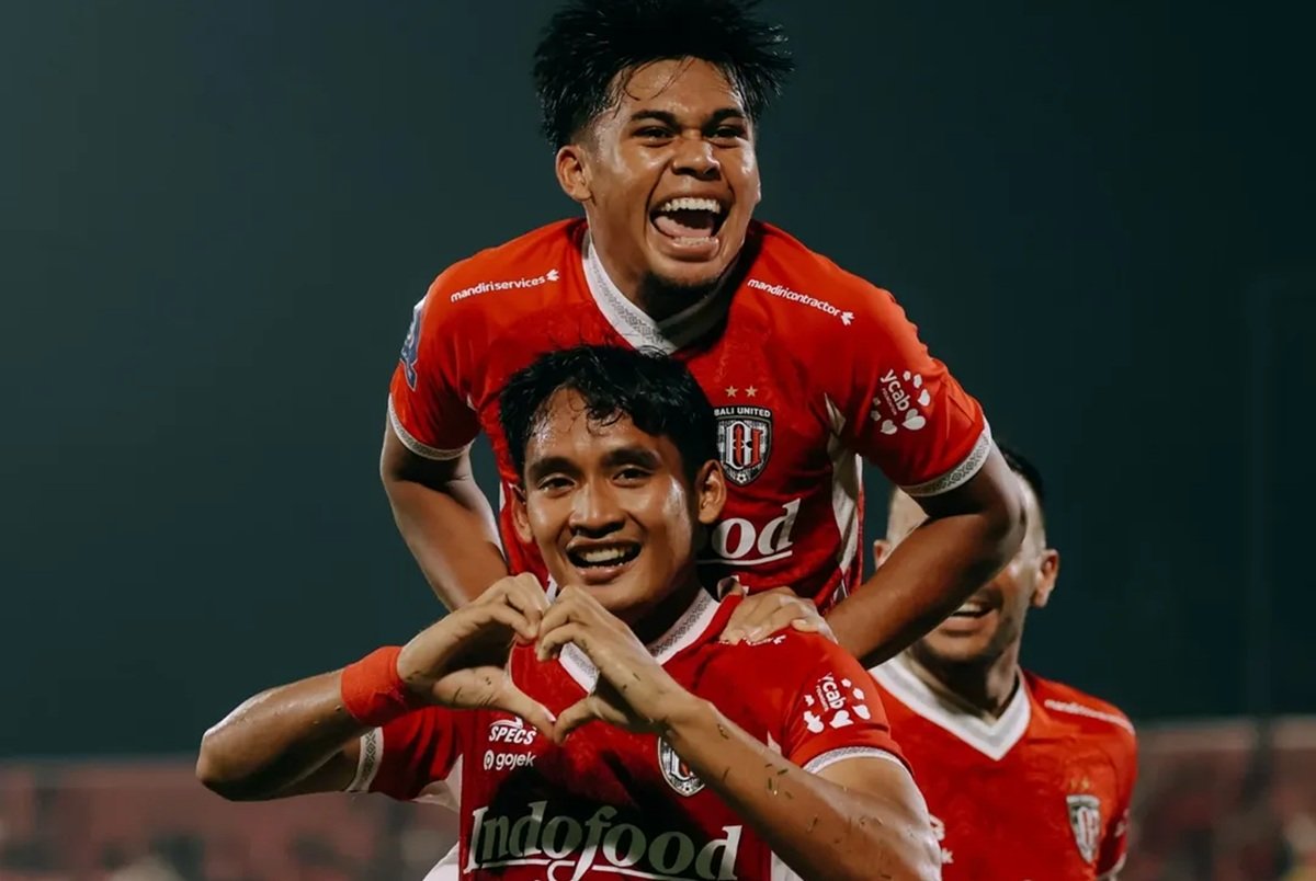 Selebrasi Skuad Bali United usai menang 1-0 dari tuan rumah Arema FC. Foto : Ist