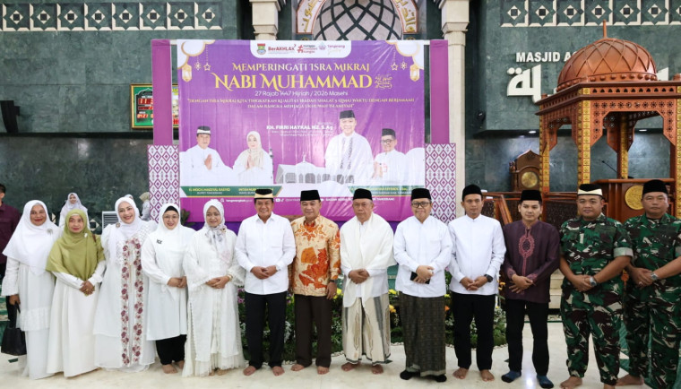 Bupati Tangerang, Moch. Maesyal Rasyid berfoto bersama saat peringatan Isra Mi’raj Nabi Besar Muhammad SAW 1447 Hijriah yang dilaksanakan di Masjid Agung Al-Amjad, Rabu (21/1).