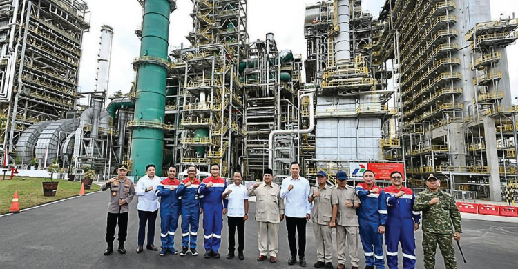 Presiden Prabowo saat meresmikan kilang minyak di Balikpapan pada Senin (12/1/26). Foto : Ist