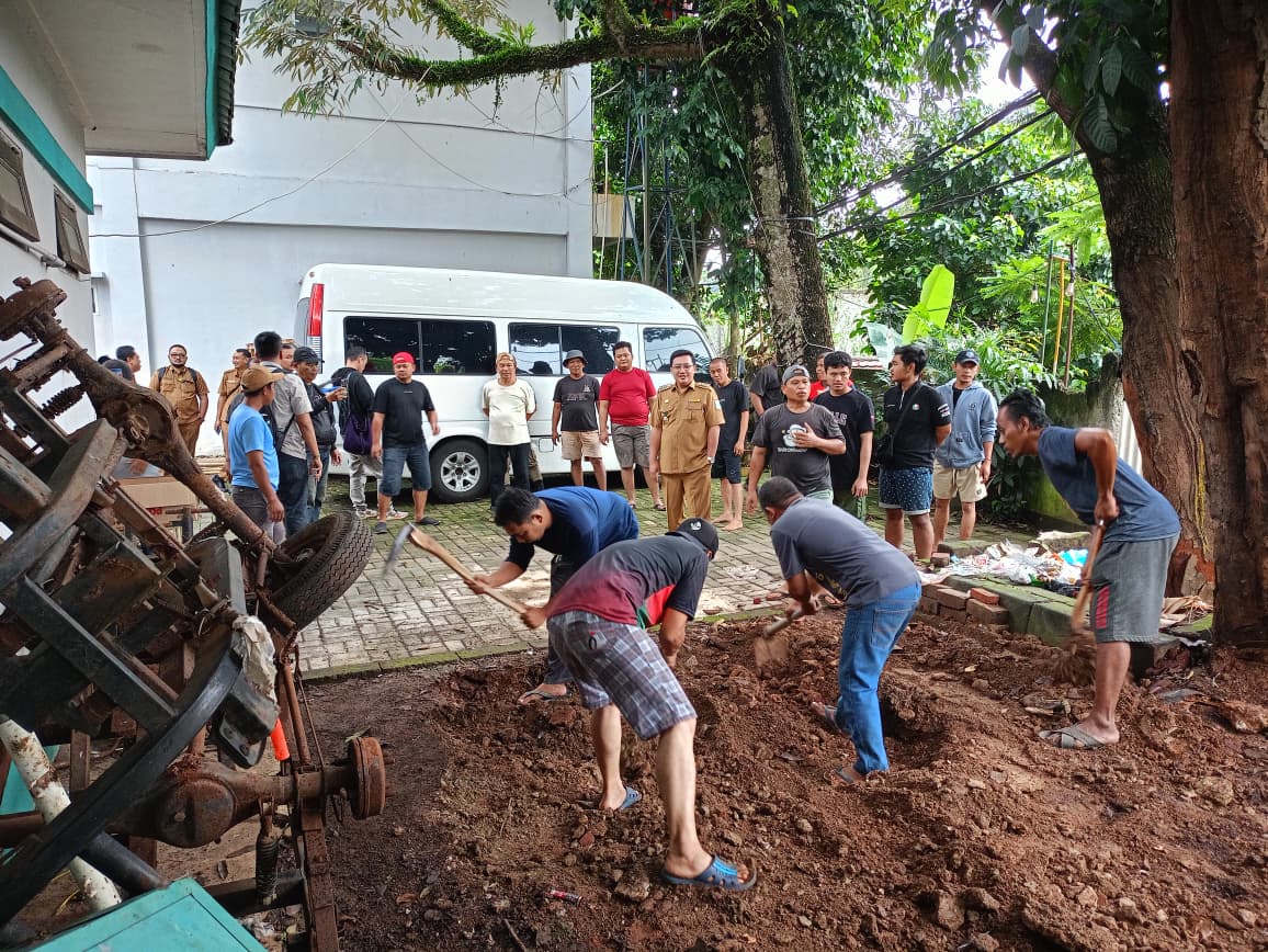 Semangat gotong royong warga saat membangun Teba di kawasan Kantor Kecamatan Pondok Aren. (tangselpos.id/rmn)