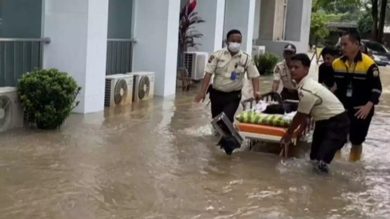 RSUD Kota Serang terdampak banjir pada Senin (12/1/26). Foto : Ist