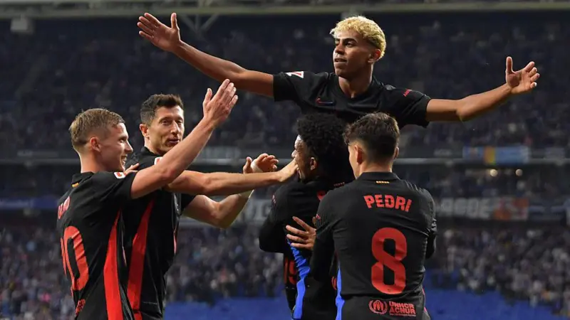 Selebrasi skuad Barca usai menang 2-0 dari Espanyol. Foto : Ist