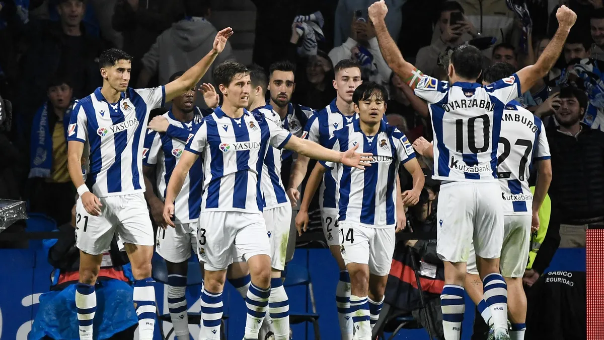 Selebrasi skuad Real Sociedad usai menang 2-1  dari Barcelona. Foto : Ist