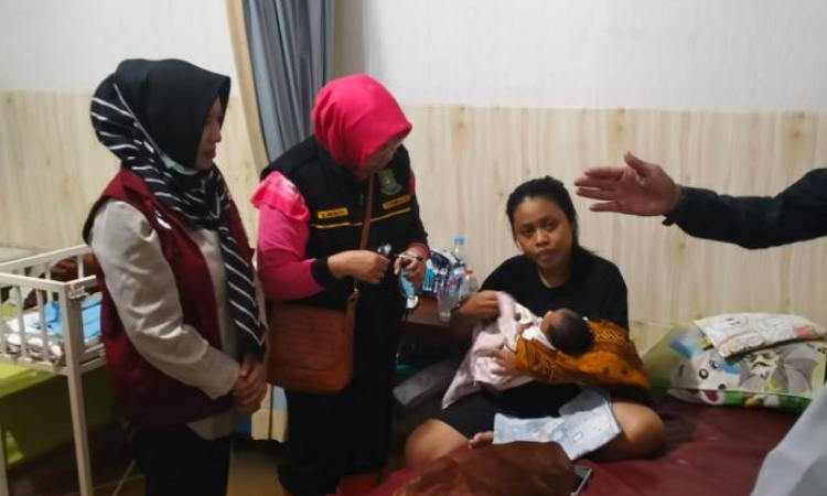 Ibu yang tinggal di RW 4 Kelurahan Petir, Kecamatan Cipondoh. Foto : Ist