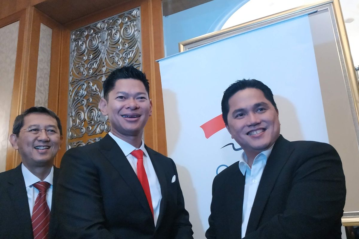 Presiden National Olympic Committee (NOC) Indonesia Raja Sapta Oktohari (tengah) dan Menpora Erick Thohir (kanan). Foto : Ist