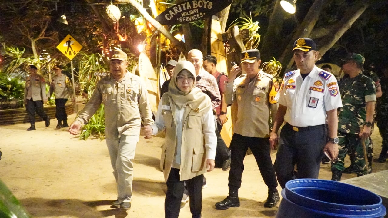 Bupati Pandeglang, Raden Dewi Setiani didampingi Forkopimda melakukan monitoring perayaan malam pergantian tahun di kawasan Pantai Carita, Rabu (31/12/2025).(Istimewa)