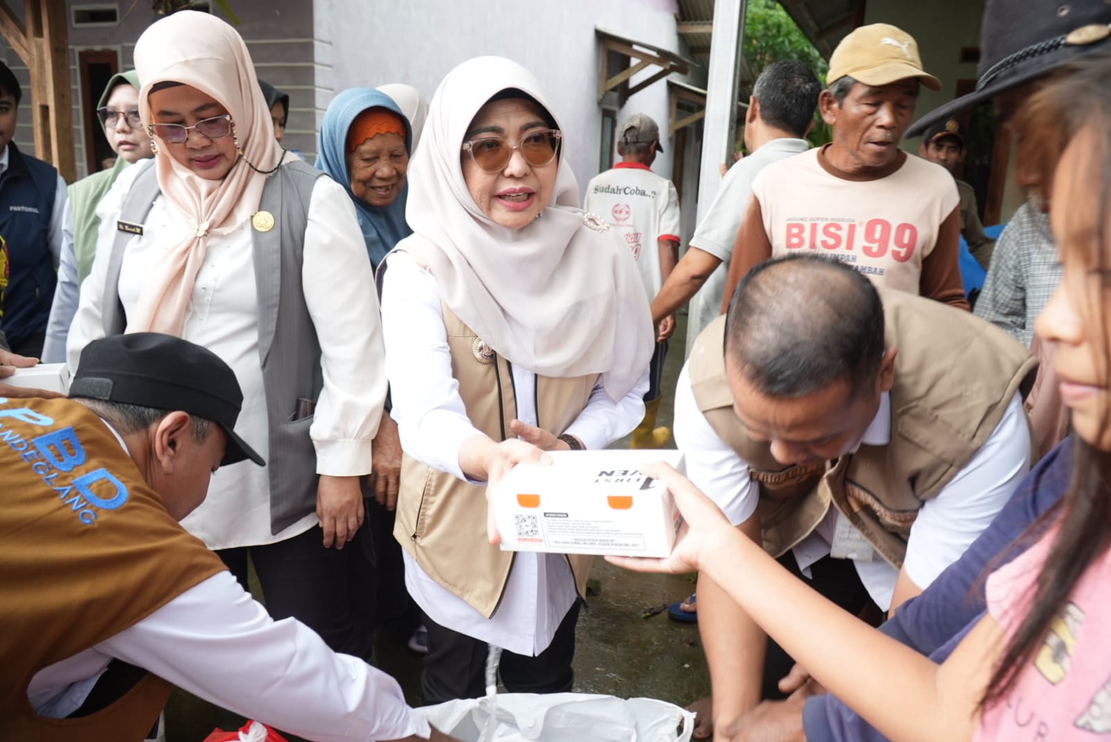 Bupati Pandeglang, Raden Dewi Setiani, menyerahkan bantuan makanan kepada warga terdampak banjir di Kecamatan Sukaresmi, Rabu (14/1/2026).(Istimewa)