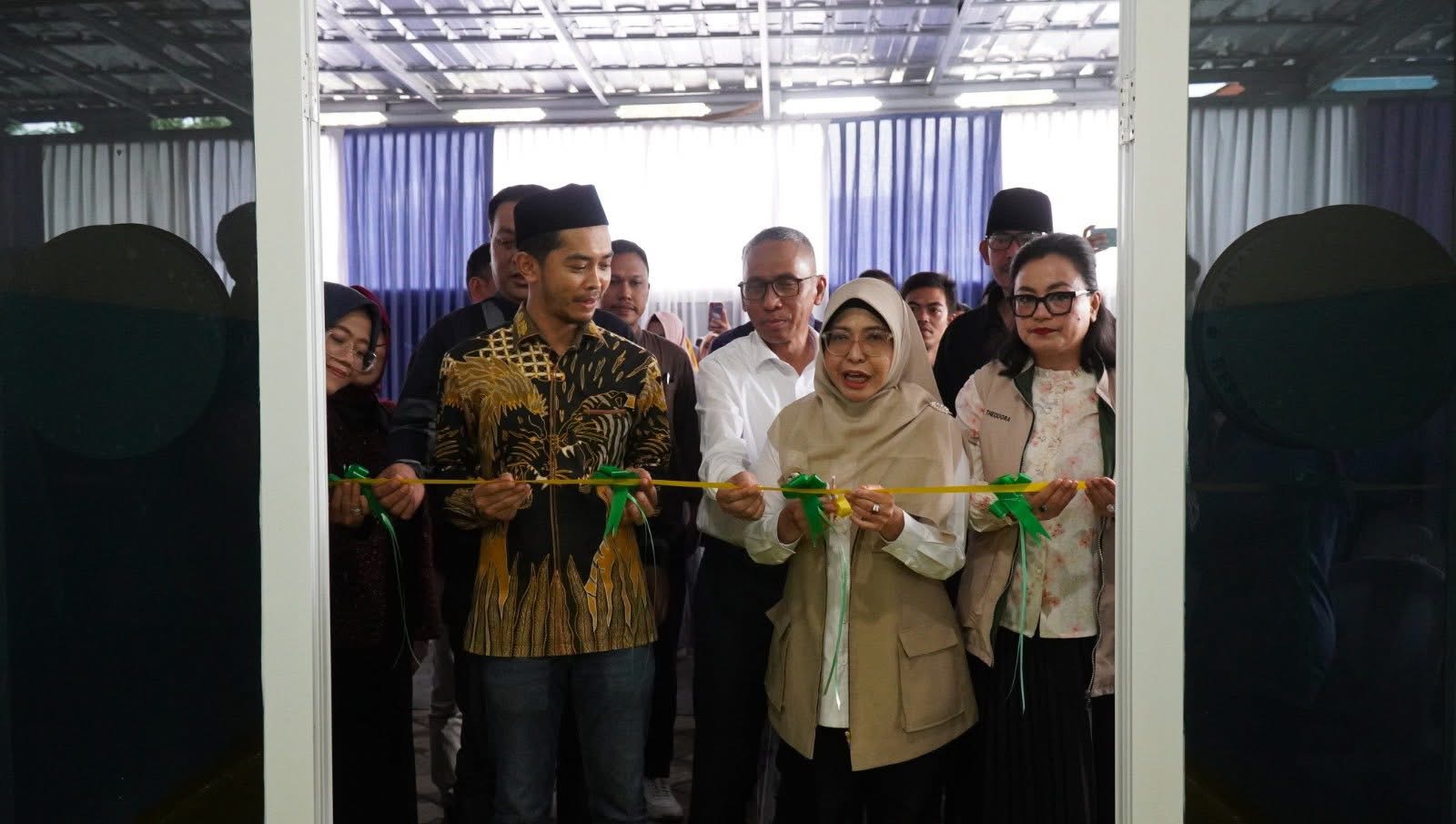 GUNTING PITA. Bupati Pandeglang Raden Dewi Setiani didampingi para pihak termasuk Perwakilan Yayasan Citra Bakti Banten Miftahul Farid Sukur, secara simbolis menggunting pita menandakan SPPG Karya Bakti resmi dioperasikan, Sabtu (3/1).