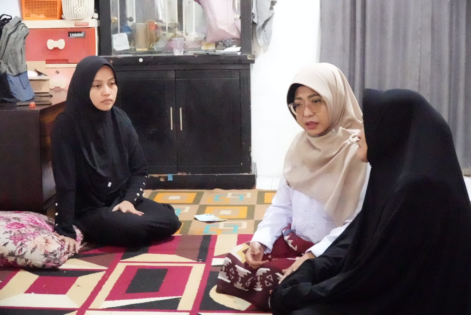 Bupati Dewi Setiani, saat melakukan takziah di kediaman almarhum Khairi Rafi, di Kampung Saruni, Kelurahan Saruni, Kecamatan Majasari, Rabu (28/1/2026) pagi.(Istimewa)