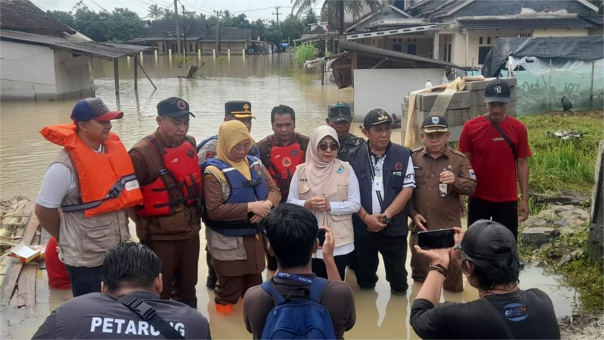 Bupati Pandeglang, Raden Dewi Setiani menyampaikan keterangan pers di lokasi banjir di Kecamatan Patia, Selasa (13/1/2026).(Istimewa)