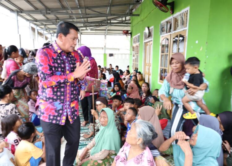 Bupati Tangerang Moch. Maesyal Rasyid saat menyalurkan bantuan ke Pakuhaji. Foto : Ist