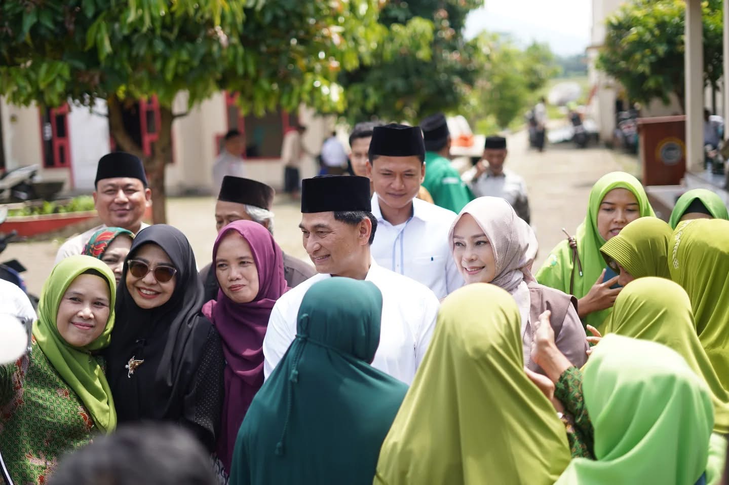 MENYALAMI. Bupati-Wabup Pandeglang bareng Wakil Gubernur Banten, sedang menyalami para jamaah pengajian NU di Padepokan Pesantren Al-Kallam, Desa Banyuresmi, Kecamatan Jiput, Sabtu (24/1).