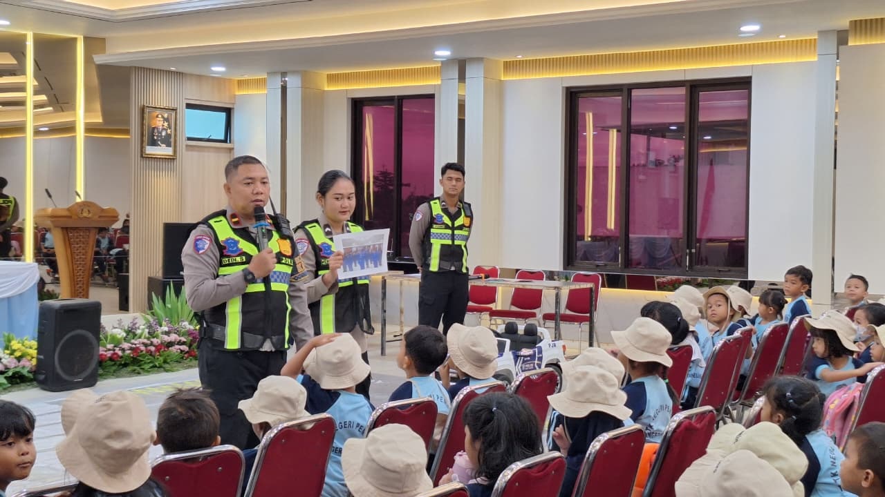 KUNJUNGAN. Puluhan anak Taman Kanak-Kanak (TK) mengunjungi Mapolres Tangerang Selatan (Tangsel).