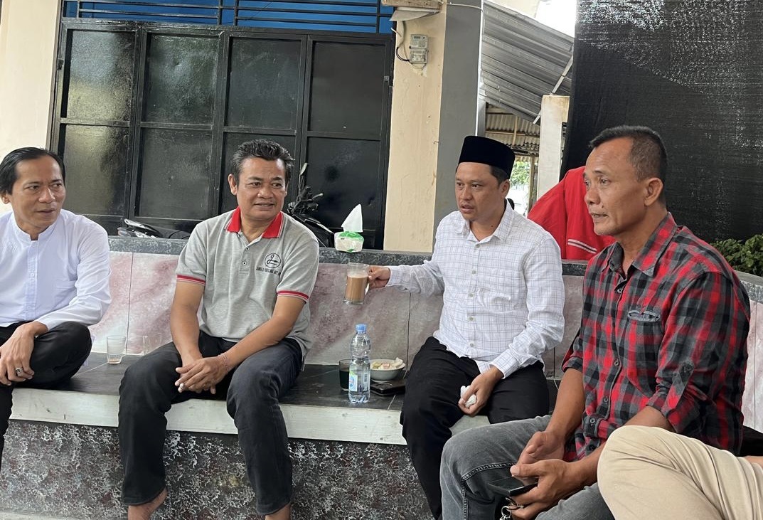 Ketua dan anggota DPRD Kabupaten Pandeglang Tb Agus Khatibul Umam-Ade Kadar Solihat, sedang berbincang-bincang dengan wartawan, di Sekretariat Porwan Pandeglang, kemarin.