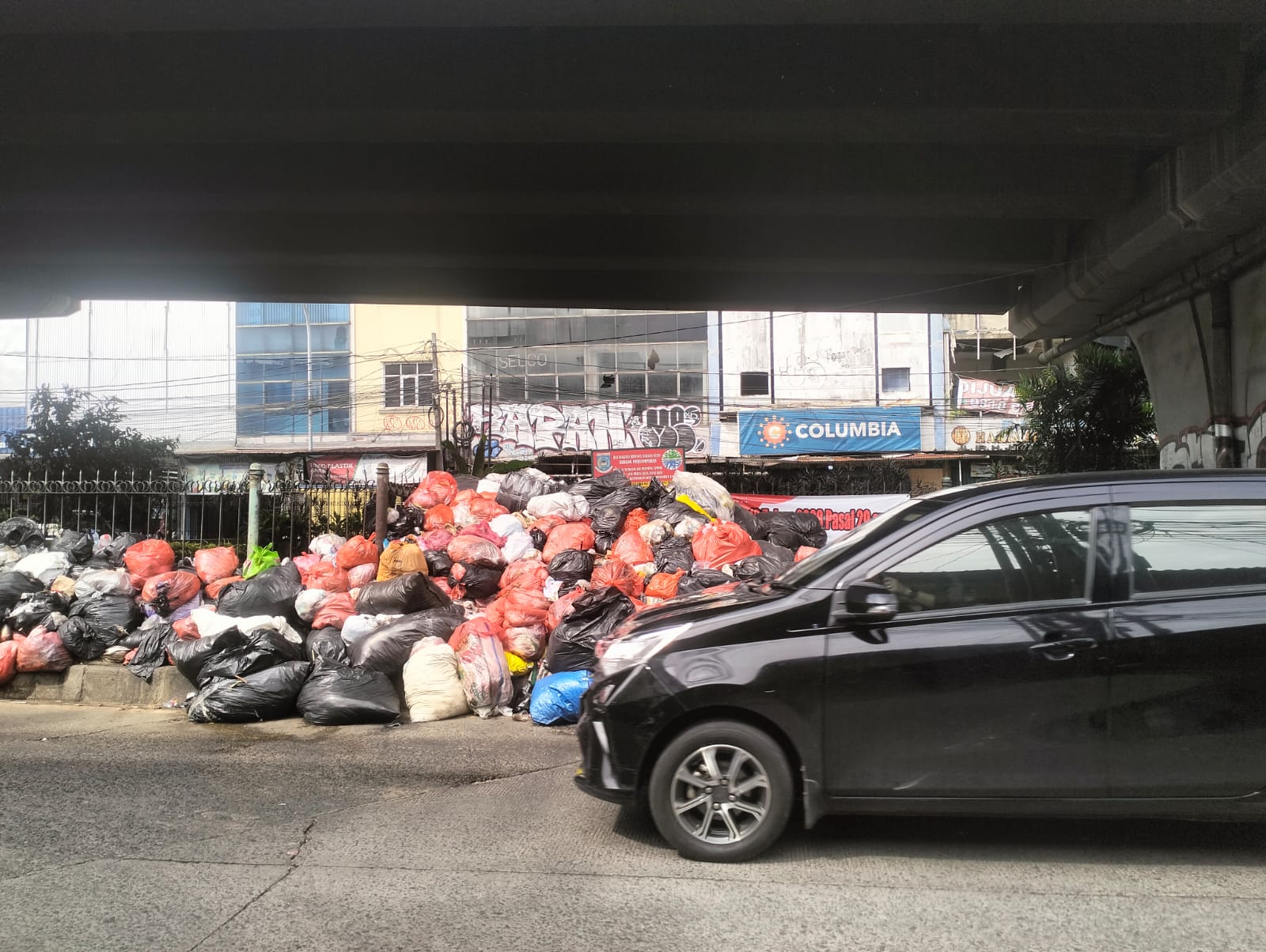 SAMPAH. Potret tumpukkan sampah di kolong flyover Ciputat, Senin (19/1)