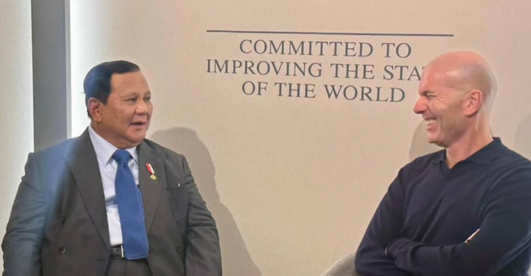 Presiden Prabowo berbincang santai dengan tokoh sepakbola Zinedine Zidane pada Kamis (22/1/2026).    Foto : Ist