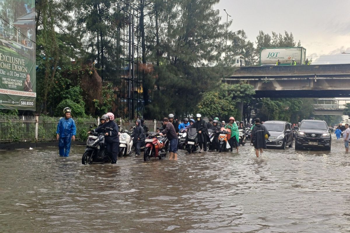 Genangan air di salah satu jalan di Jakarta. Foto : Ist