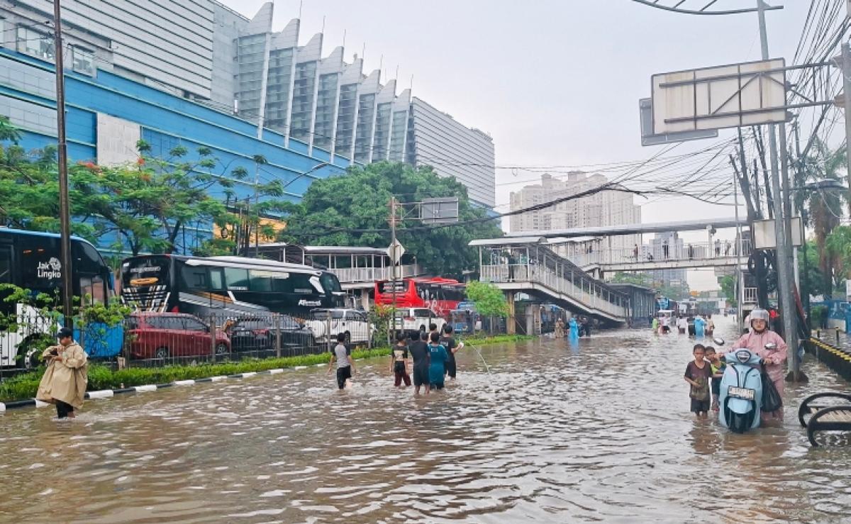 Jalwn Daan Mogot digenangi air akibat hujan yang turun dari Kamis (22/1/26) pagi. Foto : Ist