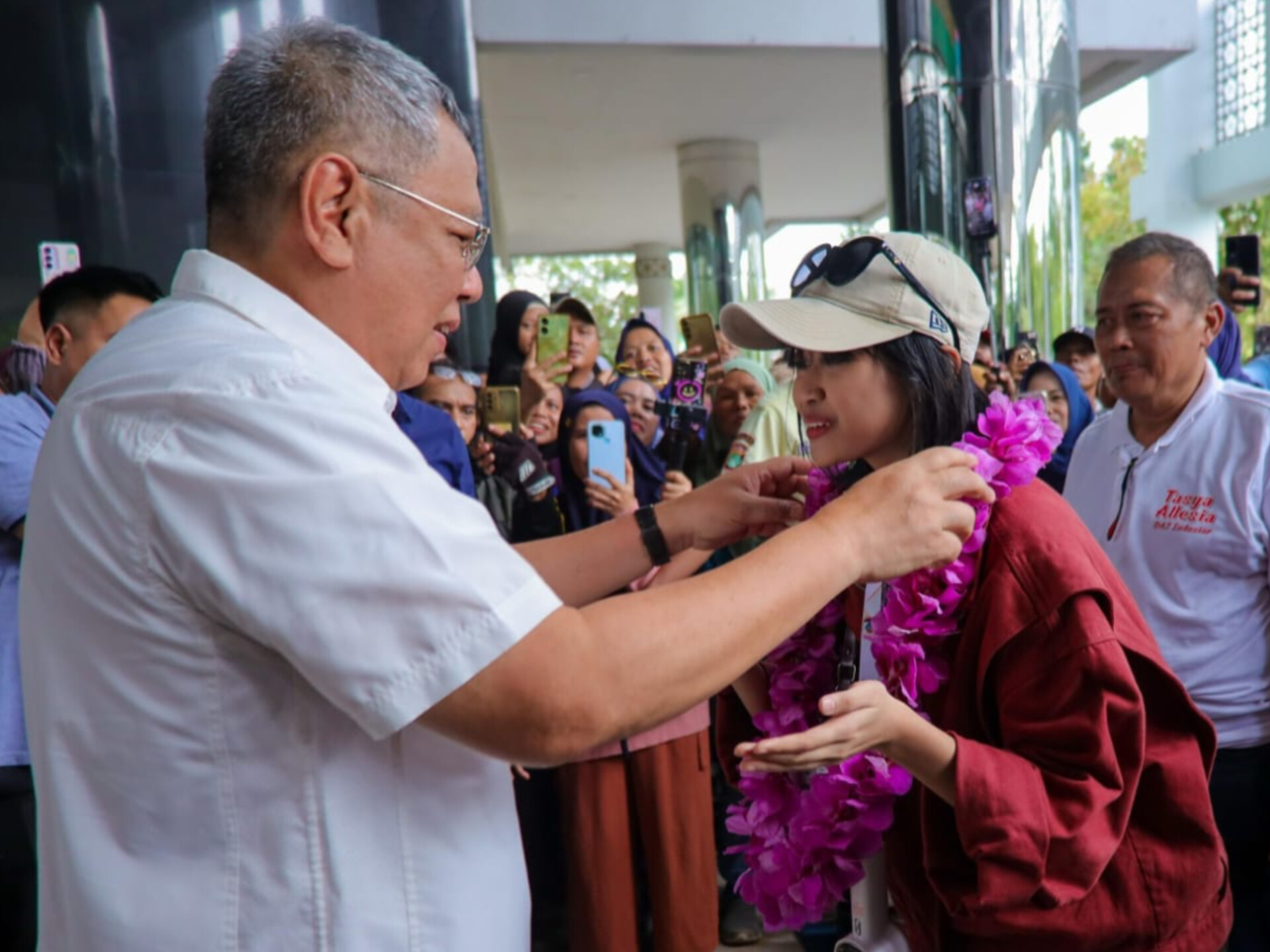 Wali Kota Tangsel Benyamin Davnie mengalungkan bunga kepada Tasya, Juara 1 D’Academy 7 Indosiar 2025, saat penyambutan di Puspemkot Tangsel, Kamis (1/1). (tangselpos.id/rmn)