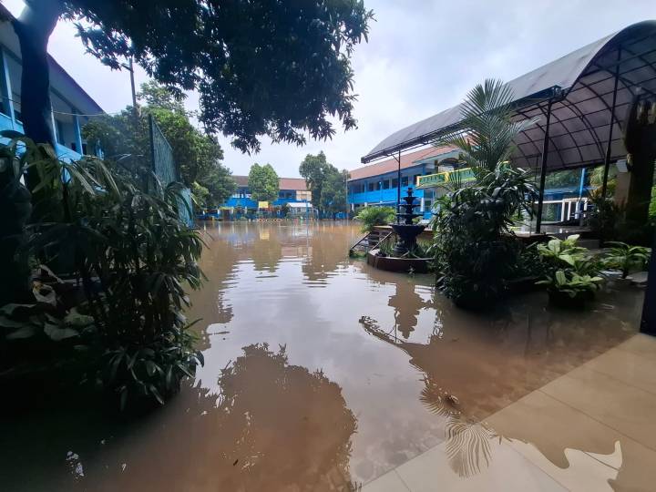 Salah satu sekolah di Kota Tangerang terdampak banjir sehingga dilakukan Pembelajaran Jarak Jauh (PJJ).