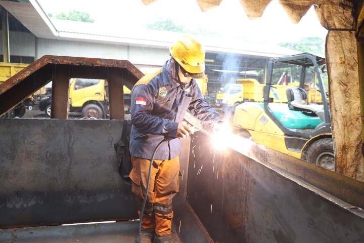 Petugas DLH Kota Tangerang melakukan pengelasan pada bagian truk yang bolong, di bengkel khusus armada pengangkutan sampah milik DLH Kota Tangerang.