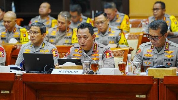 Kapoli Jenderal Listyo Sigit Prabowo saat rapat dengan DPR pada Senin, (26/1/26). Foto : Isi