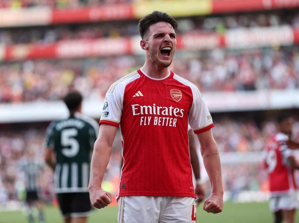 Selebrasi Declan Rice usai membawa Arsenal menang dari Bournemouth. Foto : Ist