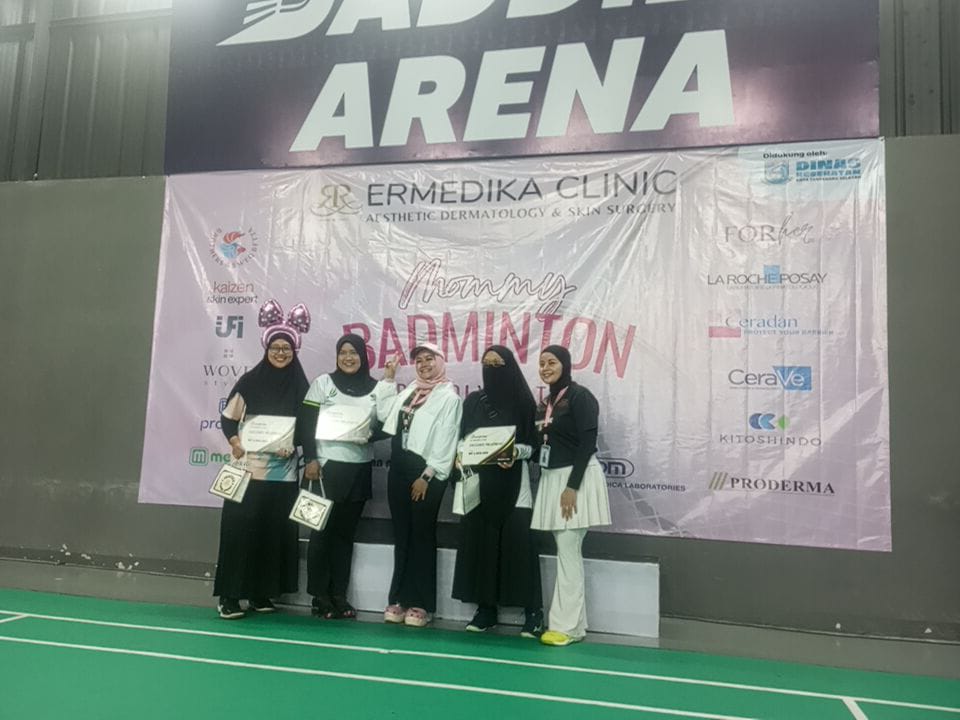 Penyerahan doorprize dari Ermedika Clinic ke peserta Mommy Badminton Friendly Match. (ist)