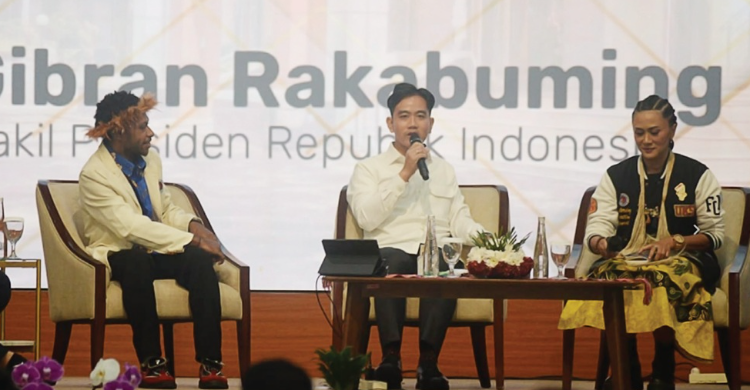 Wakil Presiden Gibran Rakabuming Raka (kedua kanan) didampingi Rektor Universitas Kristen Satya Wacana (UKSW) Intiyas Utami (kanan) berbicara di hadapan ribuan mahasiswa Universitas Kristen Satya Wacana (UKSW), Salatiga, Jawa Tengah, Senin (26/1/26). Foto : Ist