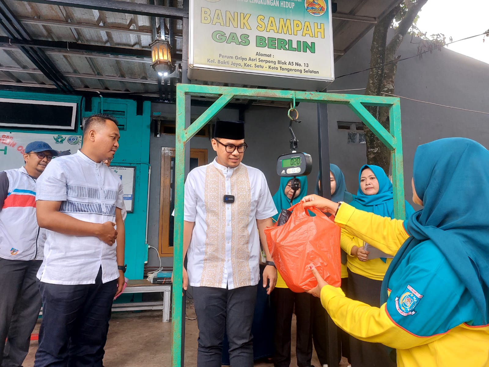 Wakil Wali Kota Tangsel, Pilar Saga Ichsan saat menengok geliat bank sampah di RW 9 Bakti Jaya. (tangselpos.id/rmn)