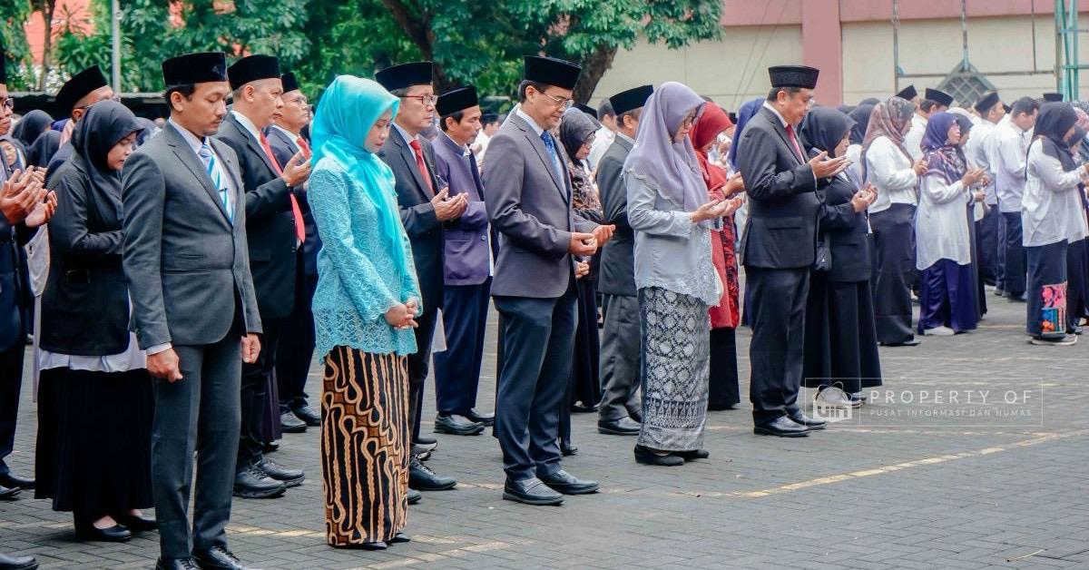 Universitas Islam Negeri (UIN) Syarif Hidayatullah Jakarta menggelar upacara peringatan Hari Amal Bhakti (HAB) Kementerian Agama Republik Indonesia ke-80 di Lapangan Student Center, Senin (5/1).