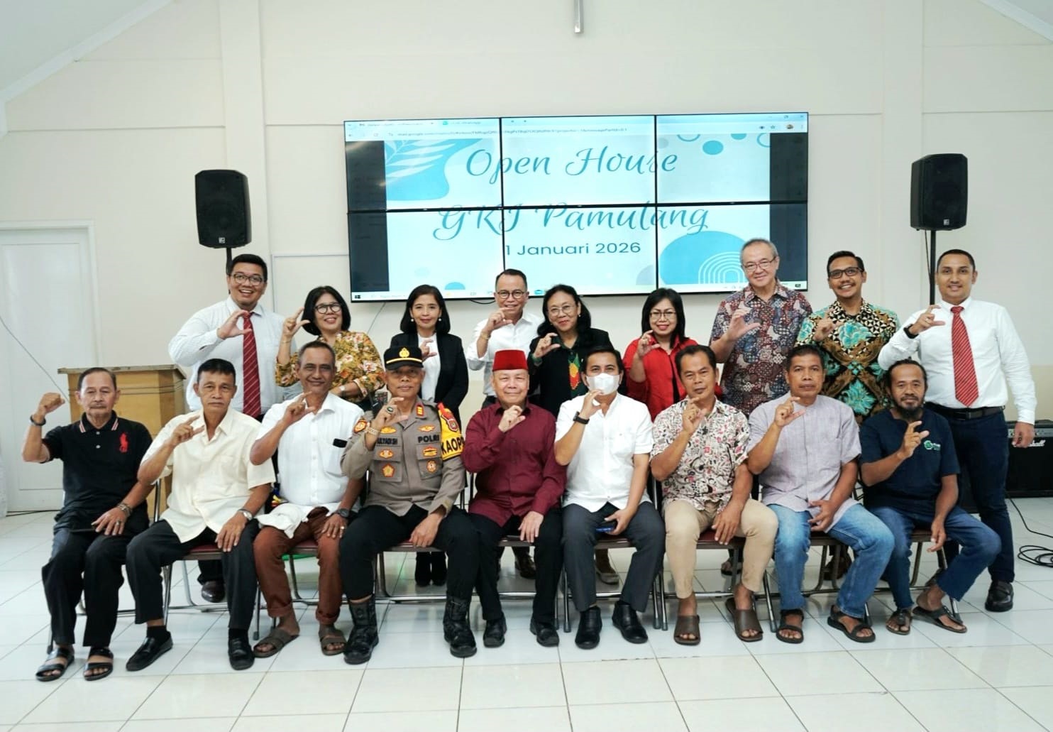 JAGA KERUKUNAN. Wakapolsek  Pamulang AKP. Mulyadi (empat dari kiri), Tokoh Pemuda setempat Hasan Tagor (tiga dari kanan), Pdt. Rahmat Basukendra (empat dari kanan), Ketua FKDM dan Wanhat FKUB Dr. H. Fachruddin Zuhri (lima dari kanan), unsur Pimpinan, Jemaat GKI, dan elemen masyarakat lainnya, hadir dalam kegiatan GKI Pamulang.