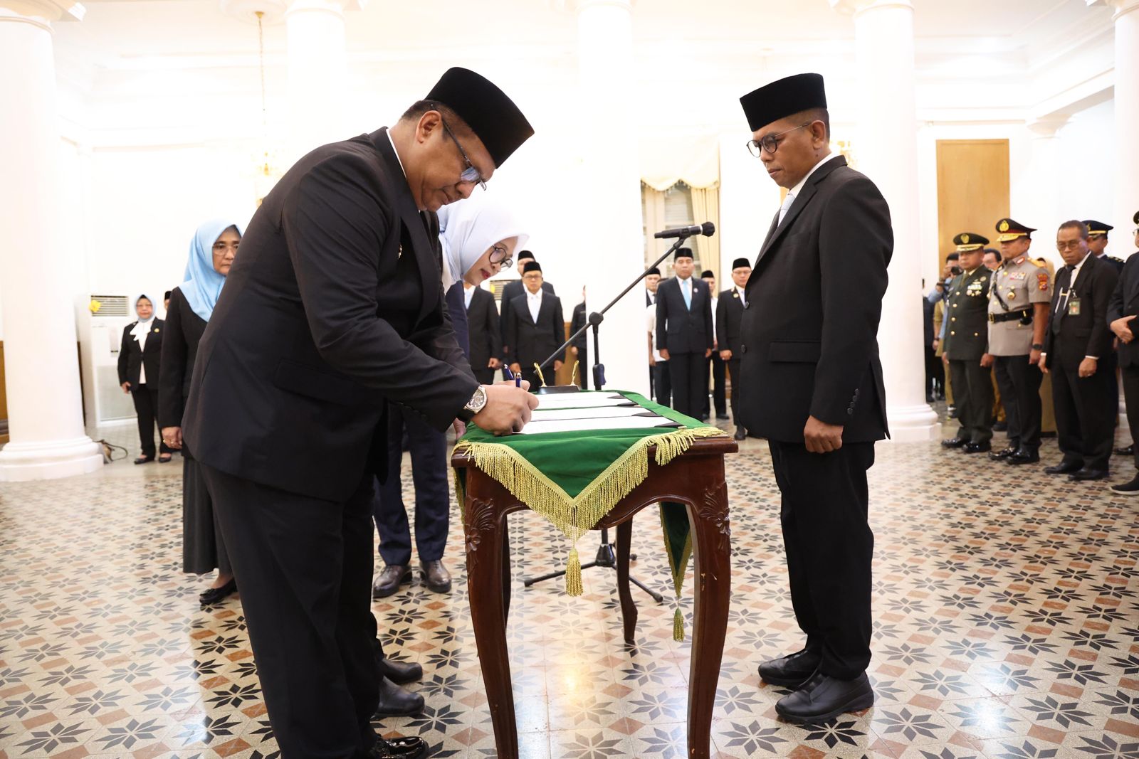 Gubernur Andra Soni saat melakukan pelantikan pejabat baru dilingkungan Pemprov Banten. Foto : Ist