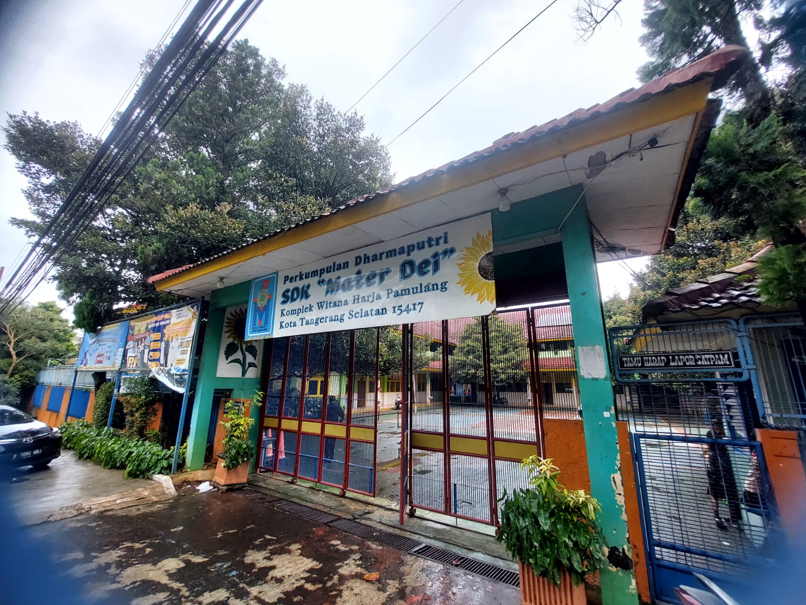 Suasana sekolah tempat mengajar guru SD di Pamulang yang dipolisikan mengajar, Rabu (28/1)
